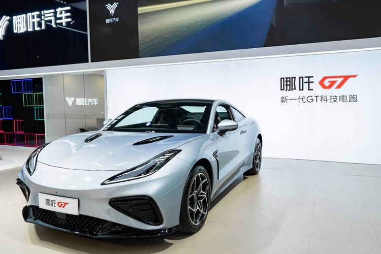 重庆327哪吒汽车在智能汽车领域的表现，领途汽车在新能源汽车市场中的影响力